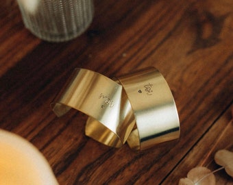 Napkin ring with customizable motif(s) - hand engraved - Personalized with first name
