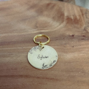 Goldener Schlüsselanhänger - Diagonale Blumen - originell und einzigartig - Buchstabe für Buchstabe handgraviert - personalisiert
