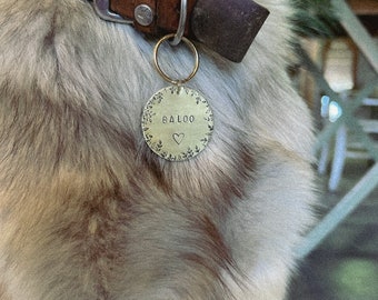 Grande médaille fleurie - feuillage sur la bordure - médaillon d'identification dorée pour chien et chat - gravée - personnalisée - 38mm