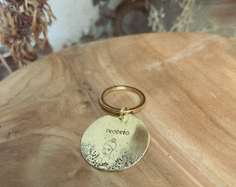 Golden keychain - Woman and flowers - original and unique - hand-engraved letter by letter - personalized