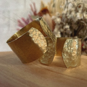 Golden napkin ring - hand hammered - personalized with text and motif