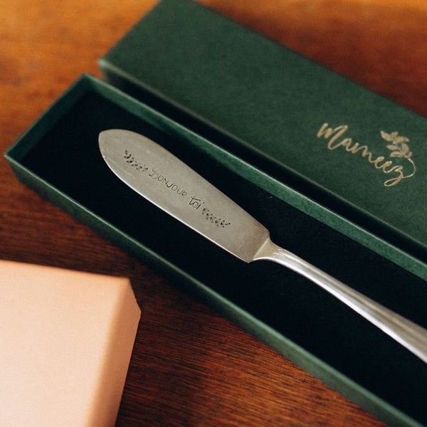 Hand-engraved butter knife - personalized - Butter and cheese toast