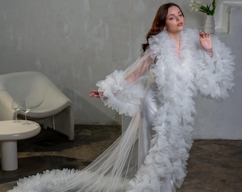 Dramático vestido de novia al estilo del viejo Hollywood con volantes y cola extralarga