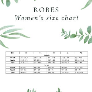 Puede incluir: Una tabla de tallas para batas con el texto ROBES Women's size chart. La tabla enumera las tallas de XS a XL con medidas de pecho, cintura y cadera en pulgadas y cm. El gr&aacute;fico est&aacute; decorado con ilustraciones de hojas verdes en las esquinas.