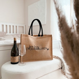 Einkaufstasche aus Jute mit Spruch Bin mal kurz Weinkaufen Geschenkidee für Weinliebhaber Bild 4