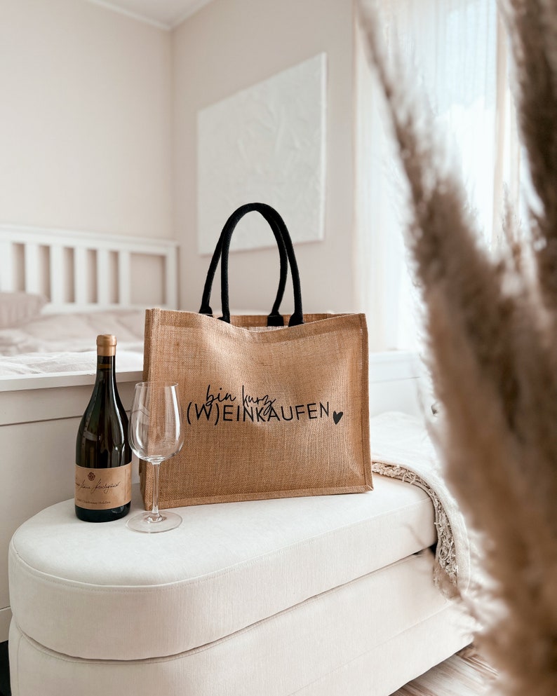 Einkaufstasche aus Jute mit Spruch Bin mal kurz Weinkaufen Geschenkidee für Weinliebhaber Bild 4