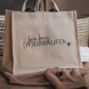 Einkaufstasche aus Jute mit Spruch Bin mal kurz Weinkaufen Geschenkidee für Weinliebhaber Bild 9