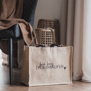 Einkaufstasche aus Jute mit Spruch Bin mal kurz Weinkaufen Geschenkidee für Weinliebhaber Bild 2