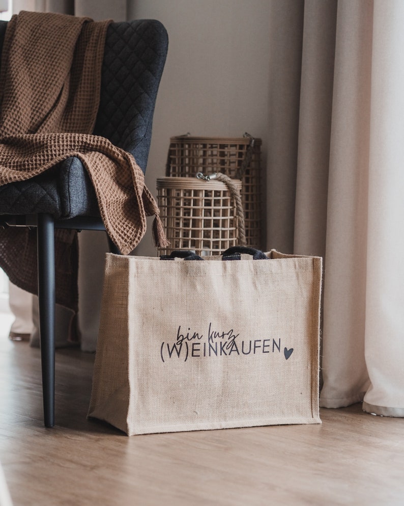 Einkaufstasche aus Jute mit Spruch Bin mal kurz Weinkaufen Geschenkidee für Weinliebhaber Bild 2