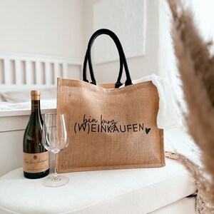 Einkaufstasche aus Jute mit Spruch Bin mal kurz Weinkaufen Geschenkidee für Weinliebhaber Bild 5