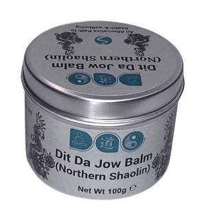 Puede incluir: Una lata redonda plateada de Dit Da Jow Balm (Northern Shaolin). La lata tiene gráficos azules y negros, incluyendo dragones y símbolos. El texto "Peso neto 100g" es visible. Para la salud y el bienestar.