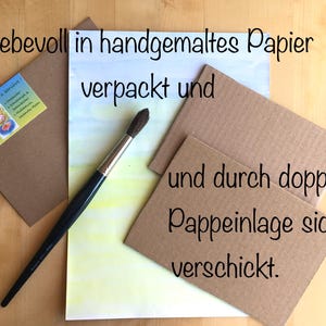Dies ist ein Foto meiner Verpackungsmaterialien. Alle meine Karten werden in von mir handbemaltem Papier verpackt und mit einer doppelten Pappeinlage versendet. So kannst du sicher sein, dass deine wunderschönen Karten sicher bei dir ankommen.