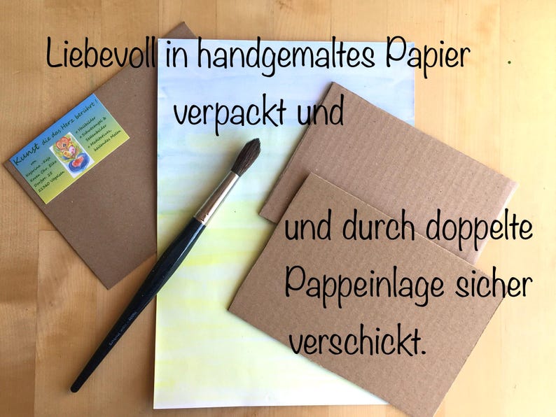 Dies ist ein Foto meiner Verpackungsmaterialien. Alle meine Karten werden in von mir handbemaltem Papier verpackt und mit einer doppelten Pappeinlage versendet. So kannst du sicher sein, dass deine wunderschönen Karten sicher bei dir ankommen.