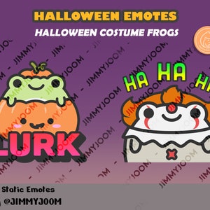 Puede incluir: Dos emotes de rana con tem&aacute;tica de Halloween. El primer emote es una rana verde que lleva un disfraz de calabaza con el texto "Lurk" en rosa. El segundo emote es una rana que lleva un disfraz de payaso con el texto "HA HA" en verde.