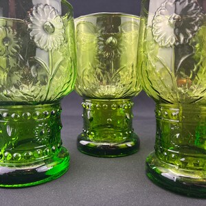 Helianthus Green Glasses with Raised Flowers and Beads by Anthropologie Glass - Set of 4 imagen 4