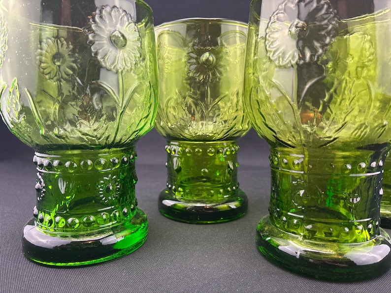 Helianthus Green Glasses with Raised Flowers and Beads by Anthropologie Glass - Set of 4 imagen 4