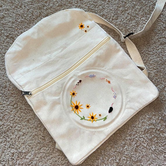 Mochila de algodón con diseño de rata y flores bordadas a mano