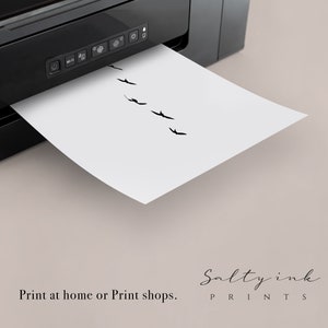 Peut inclure: Une impression d'art imprimable en noir et blanc d'un vol d'oiseaux en formation de V. L'impression est en cours d'impression sur une imprimante domestique. Le texte "Salty Ink Prints" est visible en bas de l'image.