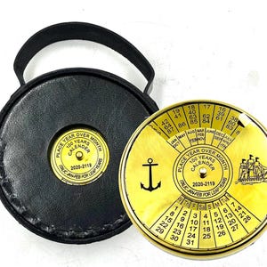 Fermacarte in ottone con calendario da 100 anni con scatola in pelle, regalo da collezione, calendario rotante, ideale per articoli decorativi da tavolo, finitura lucida