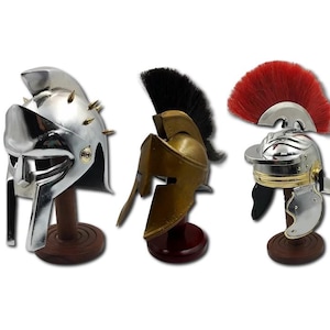Zestaw miniaturowych metalowych hełmów z drewnianym stojakiem, rozmiar stołowy