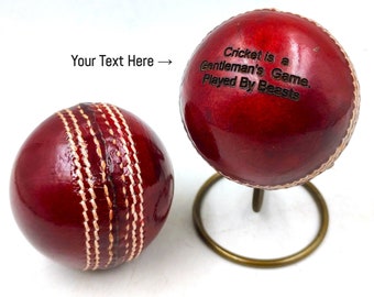 Gravierter roter Cricketball, Hochzeitsgeschenk, Lederballgeschenk, Cricketgeschenk, personalisiertes graviertes Geschenk mit Metallständer