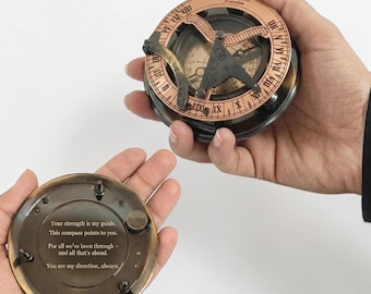 Brújula de latón personalizada con reloj de sol, grabada y funcional, con caja de madera para navegación náutica.