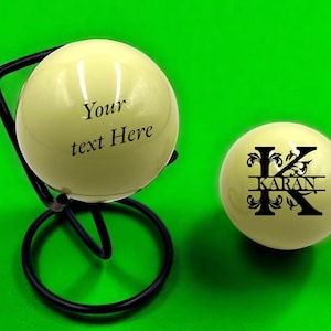 Ihr Name Cue Ball Personalisierte Ball Pool Billard Cue Ball Monogramm Dad Geschenk Geschenk für Ihn Trauzeugen Geschenk mit Metallständer