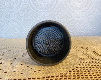 2 3/4" Metal Vintage Pin Style Flower Frog en tazón de metal negro / Arreglo floral Kenzan Ikebana