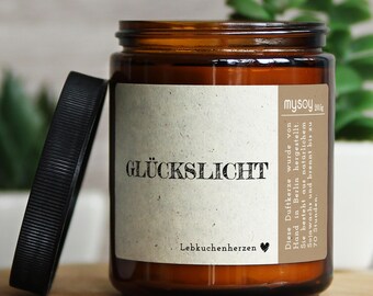 GLÜCKLICHT Deko Duftkerze mit Spruch für Männer & Frauen | Handgemacht aus Sojawachs | In Geschenkbox | Nachhaltiges Gast Geschenk Idee Freu