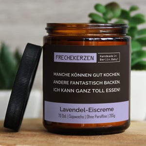 Lustige Duftkerze mit Spruch für die Küche | Handgemacht aus Sojawachs | In Geschenkbox | Valentinsgeschenk | Küchendeko, frech, Gast Gesche Lavendel-Eis