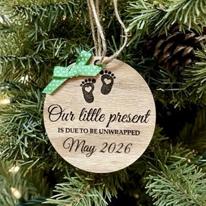 Il nostro piccolo regalo per l'ornamento natalizio in formato laser SVG / Modello per l'annuncio di nascita / File Glowforge / Download digitale / Taglia e incidi