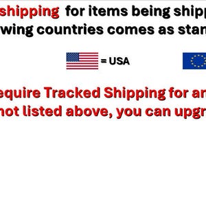 Op de afbeelding: Een witte informatieve afbeelding met zwarte en rode tekst die luidt: Tracked shipping for items being shipped to the following countries comes as standard: UK, USA, en EU. Het bevat vlaggen voor het VK, de VS en de Europese Unie.