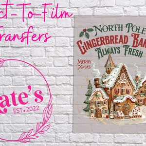 Peut inclure: Un design numérique représentant une maison en pain d'épices avec le texte "North Pole Gingerbread Bakery Always Fresh" et les mots "Merry Xmas" et "Warm Wishes".
