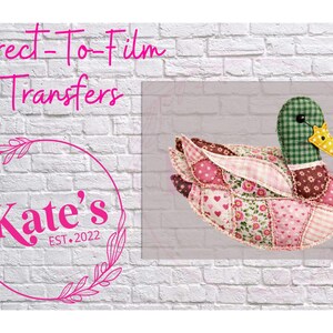 Puede incluir: Un adorno decorativo con forma de pato hecho a mano con un diseño de patchwork. El pato presenta una cabeza a cuadros verdes, un pico amarillo y alas y cuerpo en varios patrones rosas y florales. La imagen también incluye el texto "Direct-To-Film Transfers" y "Kate's EST. 2022".