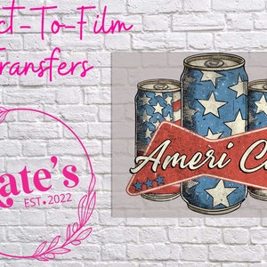 Puede incluir: Cuatro latas de aluminio rojo, blanco y azul con un diseño de estrellas y rayas. Las latas están dispuestas en forma de pirámide con una pancarta roja y blanca que dice "Ameri Can" delante de ellas.