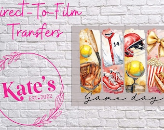 Könnte beinhalten: Ein digitales Design mit einem Baseballtrikot, einem Baseballschläger, einem Baseballhandschuh, einem Baseballhelm, einem Baseball, einem Popcorn-Eimer, einem Hotdog und einer Schleife. Das Design ist im Aquarellstil gehalten und hat einen hellgrauen Hintergrund. Der Text "Game day" ist in Schwarz am unteren Rand des Designs geschrieben.