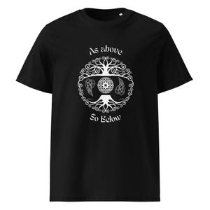 Puede incluir: Camiseta negra con un diseño blanco de árbol de la vida y el texto "As above, So Below".