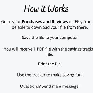 Pu&ograve; includere: Un elenco di istruzioni su come scaricare, salvare, stampare e utilizzare un file di tracciamento dei risparmi. Il testo recita "Come funziona" e include i seguenti passaggi: Vai ai tuoi acquisti e recensioni su Etsy. Potrai scaricare il tuo file da l&igrave;. Salva il file sul tuo computer. Riceverai 1 file PDF con il file di tracciamento dei risparmi. Stampa il file. Usa il tracker per rendere il risparmio divertente! Domande? Mandami un messaggio!