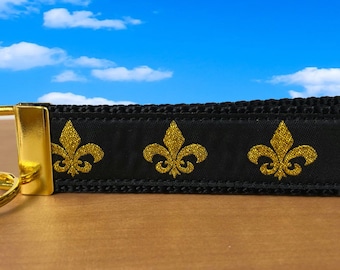 Fleur De Lis Schlüsselanhänger mit Messing Beschlägen