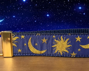 Schlüsselanhänger mit Sonne und Mond Muster, mit Messingbeschlägen