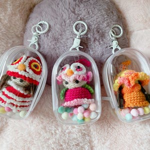 Loom Knit Dancing Doll Tag, Tanzende Puppe Schlüsselanhänger, Prinzessin Schlüsselanhänger, Beutel Tanzende Puppe, Taschenanhänger. 3 Designs zur Auswahl.