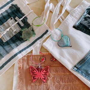 Retro Tote Bag, Henkeltasche mit entzückendem Anhänger, Schultertasche mit Resin Charm Anhänger, Handtasche mit hübschen Anhänger. 3 Designs zur Auswahl.
