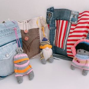 Crossbody Bag, Tasche mit entzückendem Stofftier, Umhängetasche mit Puppenanhänger, Crossbody bag mit Puppe, Totebag Wichtel. 3 Designs zur Auswahl.