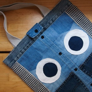 Sac fourre-tout en denim, sac fourre-tout avec une adorable peluche comme décoration de sac, sac à bandoulière avec étiquette pour poupée, sac à main avec dolly rose. Pochette pour les yeux de hibou.