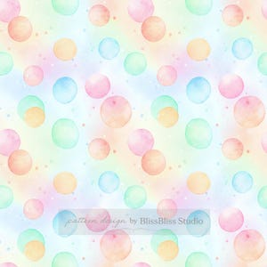Puede incluir: Un patrón de acuarela con un fondo de arcoíris pastel suave y círculos superpuestos dispersos en tonos rosa, naranja, amarillo, verde y azul. El diseño incluye el texto "pattern design by BlissBliss Studio".