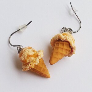 Realistische Caramel Swirl Ice Cream Cone-oorbellen: handgemaakte miniatuur voedselsieraden
