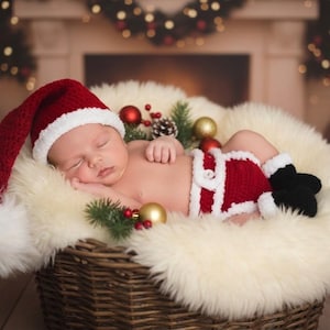 Handvirkad jultomtebabyoutfit – Nyföddfotorekvisita | Set med julbyxor och mössa bild 1