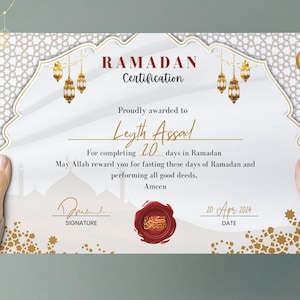 Op de afbeelding: Een wit certificaat met een gouden rand en een versierd ontwerp. Bovenaan staat de tekst "RAMADAN Certification". Het certificaat wordt uitgereikt aan Leyth Assad voor het voltooien van 20 dagen Ramadan. De datum is 20 april 2024.