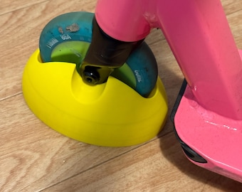 Soporte para patinete acrobático: sencillo, elegante y compacto