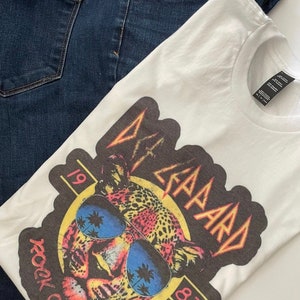 Def Leppard Sunglass t-shirt/Unisex tee/ vintage feel/White